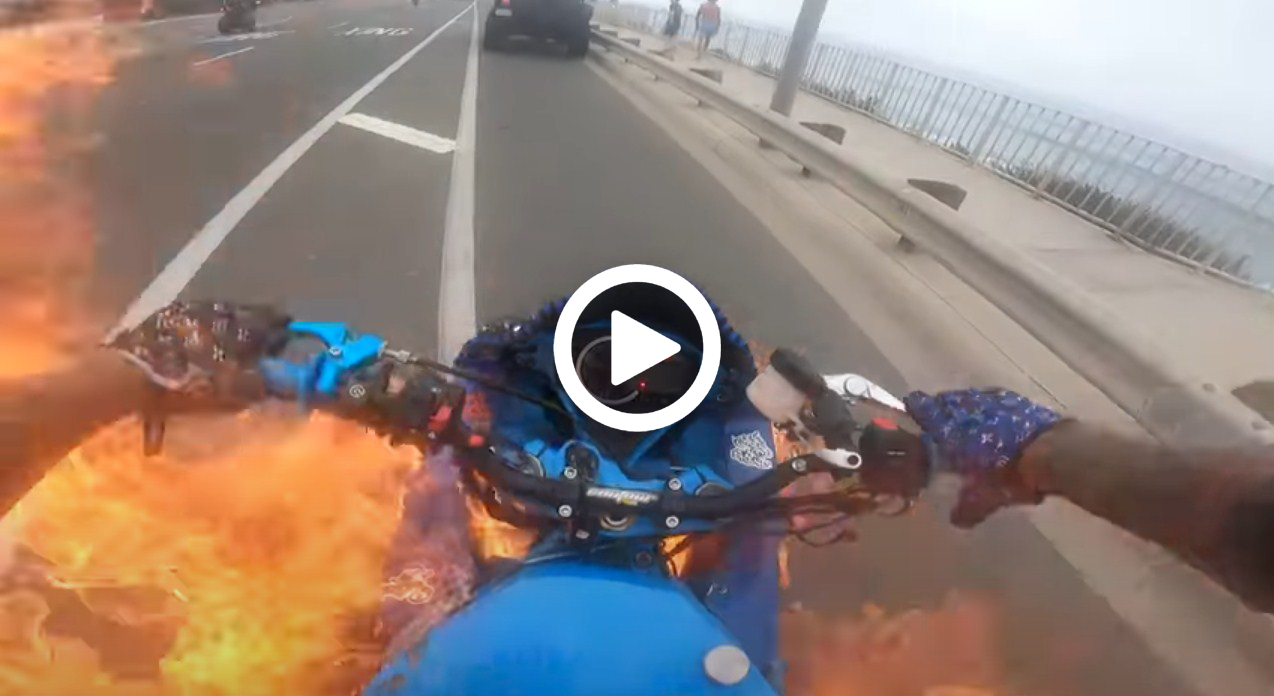 VIDEO: Μοτοσυκλέτα λαμπάδιασε από το πουθενά